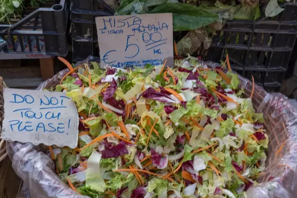 Gemischter Salat auf dem Markt in Rom, Italien