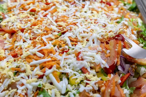 Gemischter Salat mit geriebenen Karotten und Ei