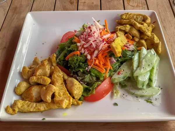 Gemischter Salat mit Putenstreifen