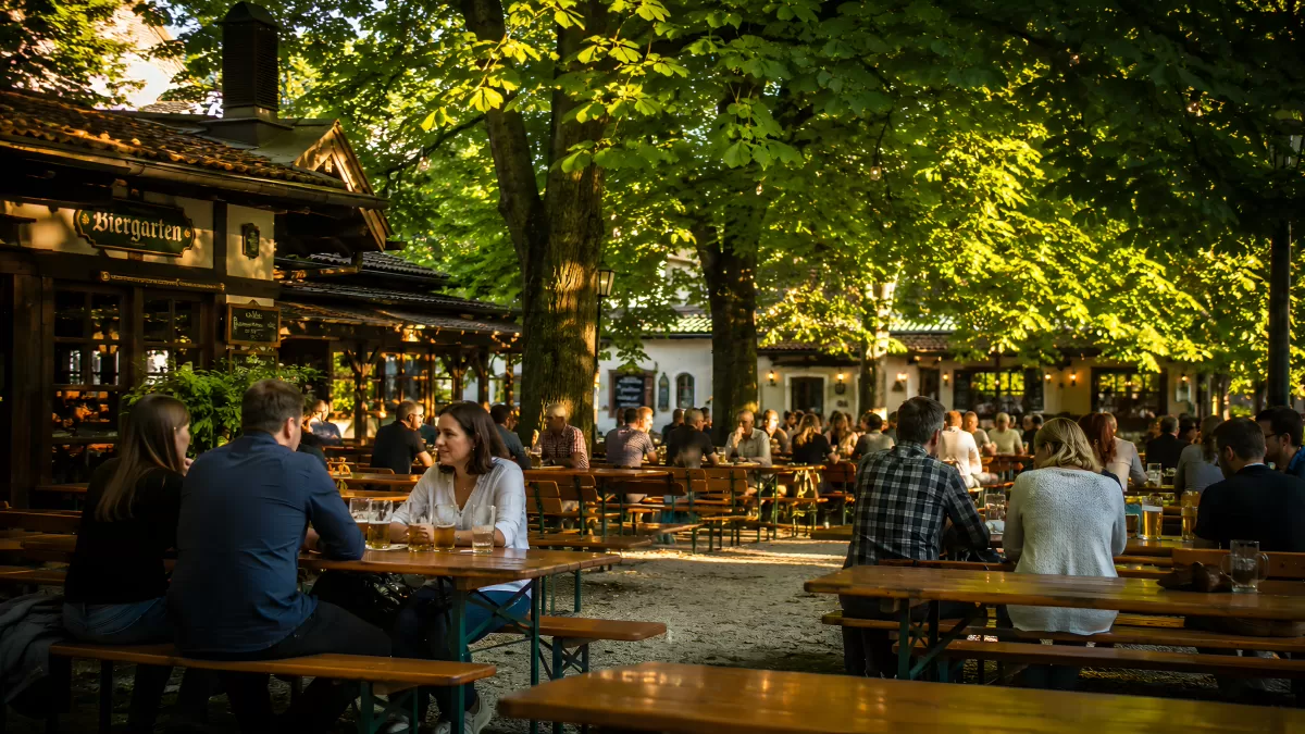Gemütlicher Biergarten mit Gästen unter Kastanienbäumen