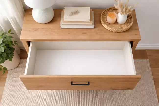 Gemütliches Möbel-Arrangement mit Holz und natürlichen Elementen