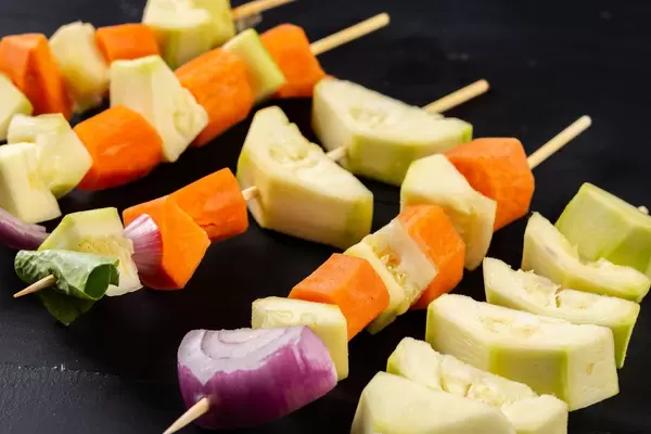 Gemüse auf den BBQ-Stöcken bereit zum Braten