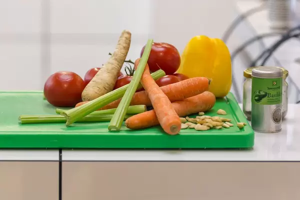 Gemüse auf grünem Schneidebrett und Gewürze