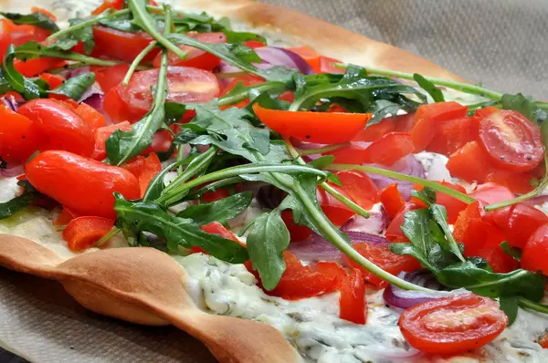 Gemüse-Flamkuchen mit Rucola und Tomaten
