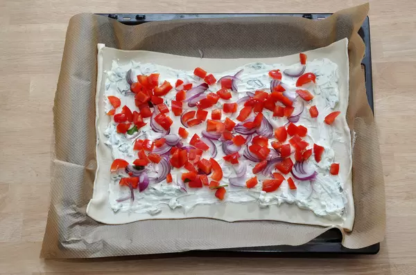 Gemüse-Flammkuchen mit frischem Oregano und Rucola