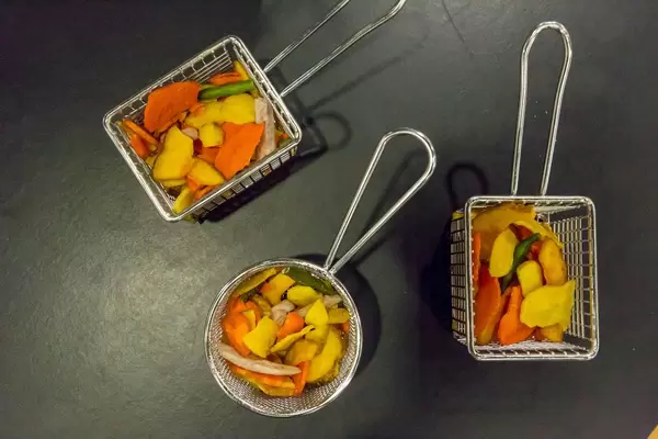 Gemüse in eckigen und runden Friteusenkörben