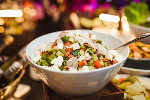 Gemüse Salat mit Feta Radieschen und Gurke