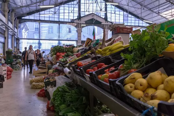 Gemüse und Bananen am Gemüsestand im Timeout Market in Lissabon