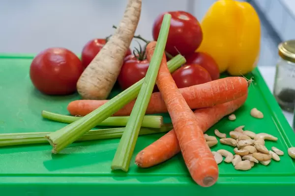 Gemüse und Cashewnüsse auf einem Schneidebrett