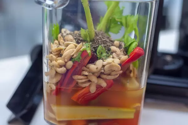 Gemüse und Cashewnüsse im Mixer