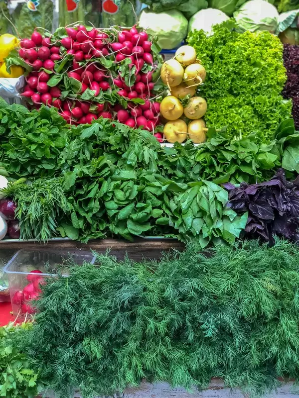 Gemüse und frische Kräuter auf dem Danilovsky Market in Moskau