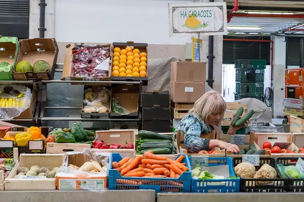 Gemüsehändlerin auf O Mercado De Lisbon