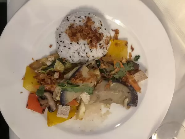 Gemüsemix mit Paprika, Pilzen und Kräutern mit Reis und Röstzwiebeln