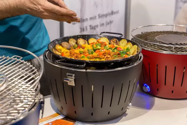 Gemüsepfanne auf einem Grill - Boot Düsseldorf 2018