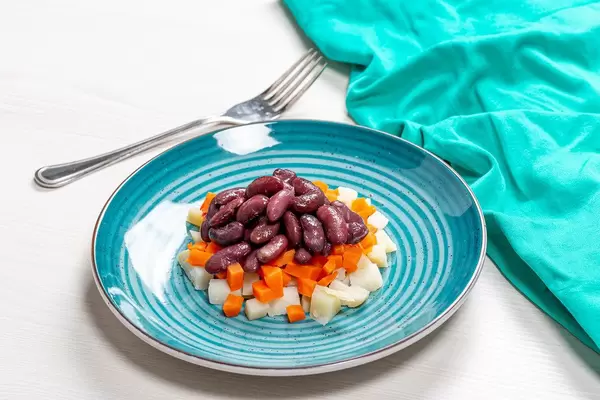 Gemüsesalat aus gewürfelten Kartoffeln und Karotten sowie roten Kidney Bohnen