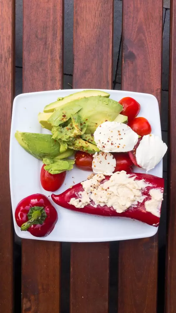 Gemüseteller mit Paprika, Avocado, Tomaten und Mozarella