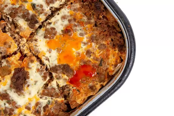 Gemüsetort mit Auberginen und Hackfleisch in der Backform Close up