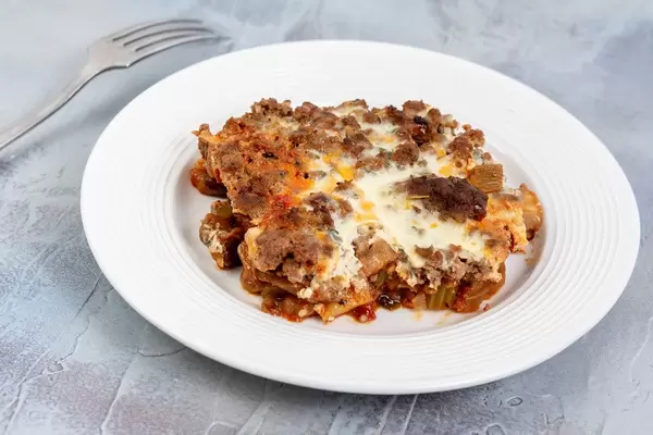 Gemüsetorte auf einem weißen Teller als Nahaufnahme