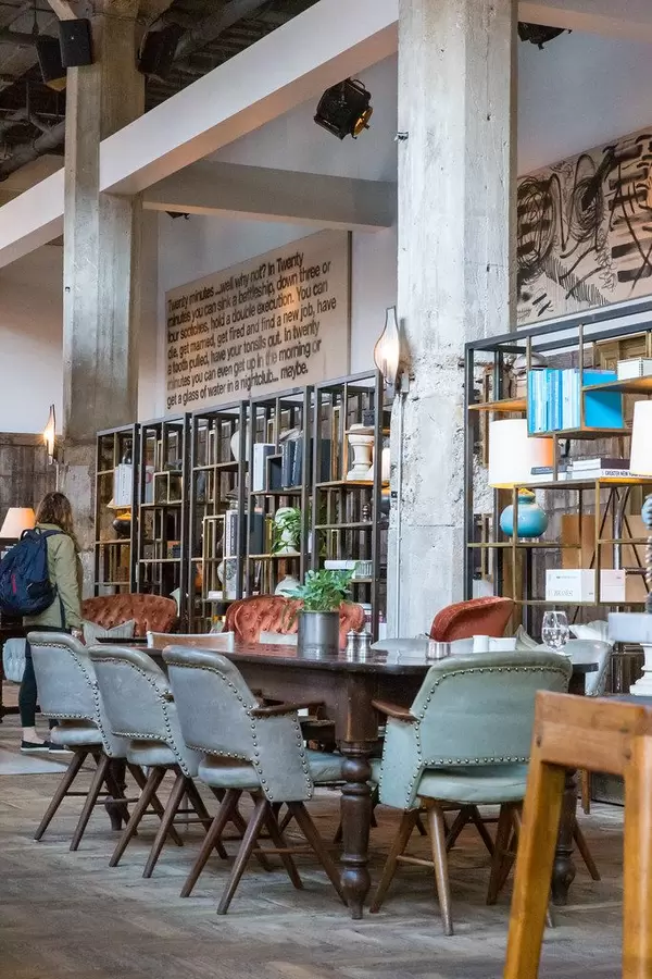 Gemütliche Atmosphäre beim berühmten West Loop Restaurant The Allis in Chicago