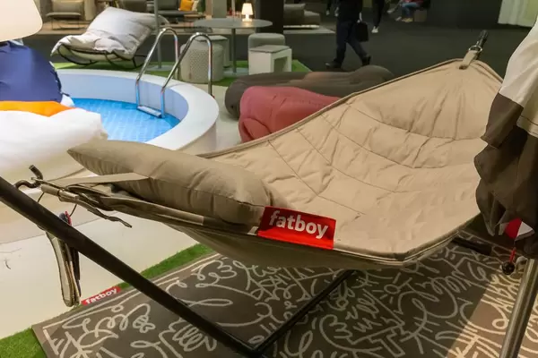 Gemütliche beige Hängematte aus Stoff für mehrere Personen mit Metallgestell