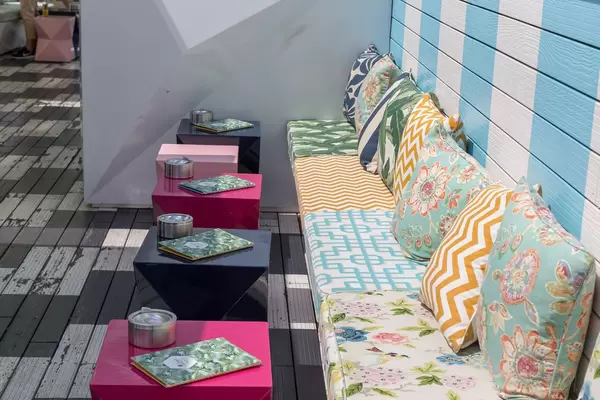 Gemütliche gepolsterte Sitzbank in der Lamee Rooftop Bar in Wien