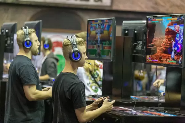 Generationsübergreifendes Spieleerlebnis: Messebesucher testen Neuvorstellungen auf der Gamescom in Köln aus