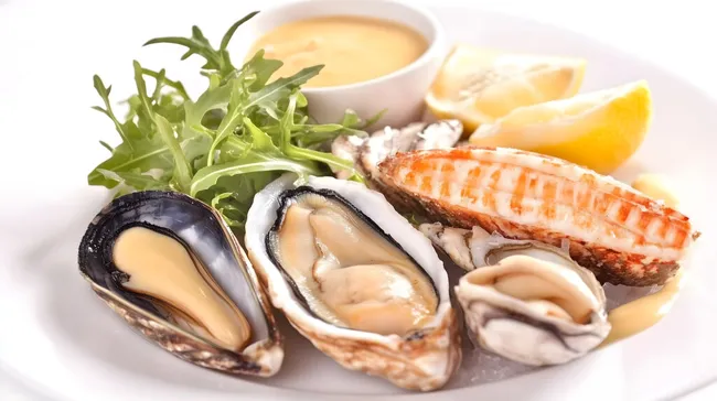 Genussvoller Meeresfrüchteteller mit Zitrone