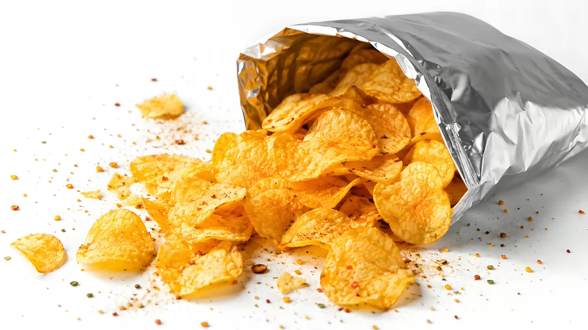 Geöffnete Chipstüte mit würzigen Kartoffelchips