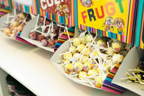 Geöffnete Lollipop-Spender aus Karton mit Lutschern in verschiedenen Geschmacksrichtungen