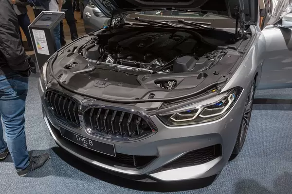 Geöffnete Motorhaube des Luxussportwagen von BMW: M850i xDrive