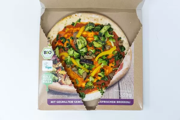 Geöffnete Packung von Holzofen-Dinkel-Pizza Verdura Vegan von followfood