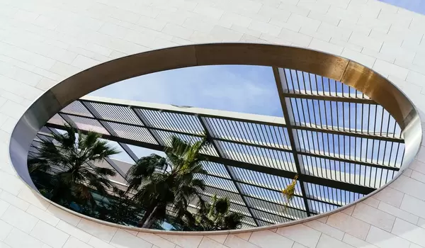 Geometric openning in the wall of Champalimaud Foundation building