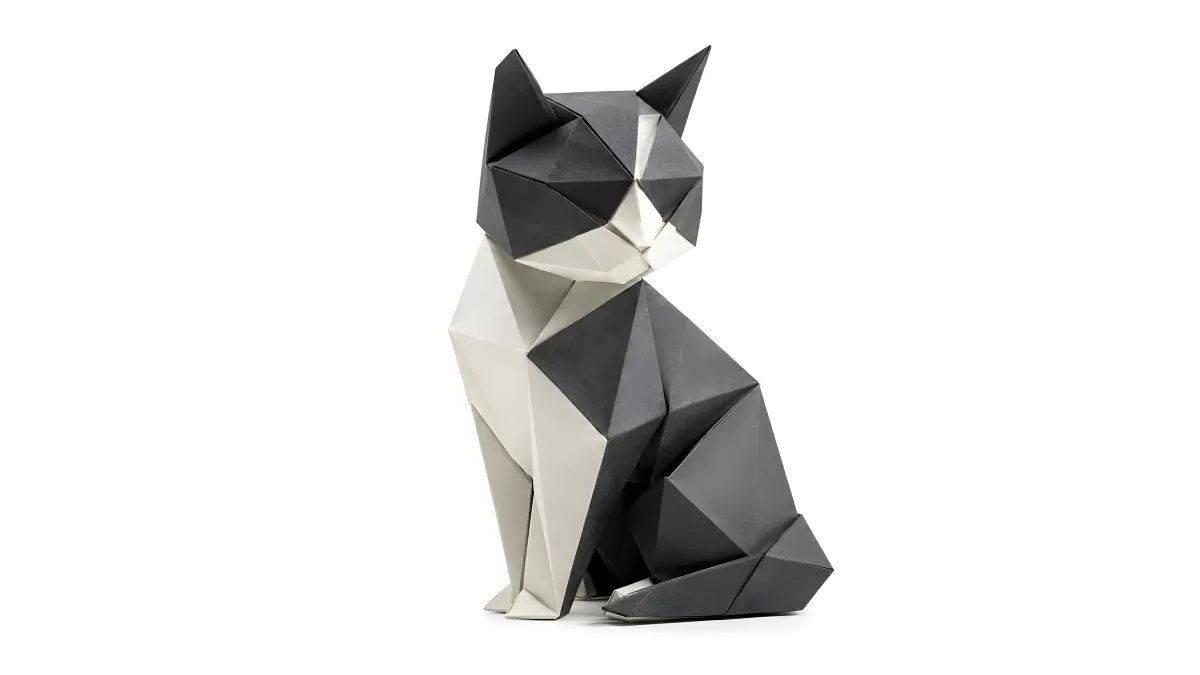 Geometrische Origami-Katze aus Papier in Schwarz-Weiß