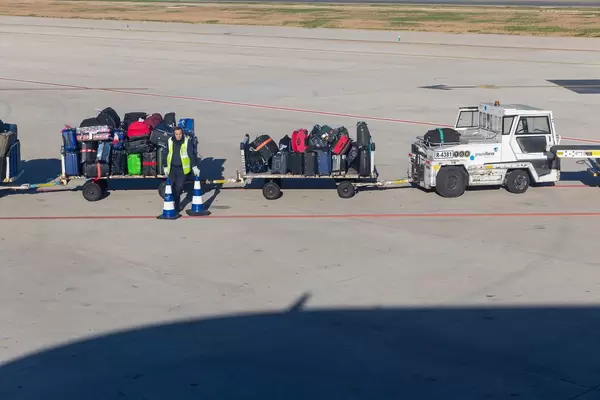 Gepäckfahrzeuge auf einem Flughafen