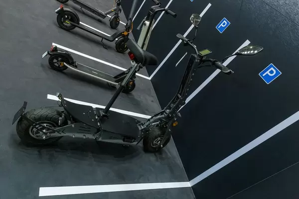 Geparkte e.Gear E-Scooter EG90: Elektromobilität mit Allradantrieb und Dual Hub Motoren