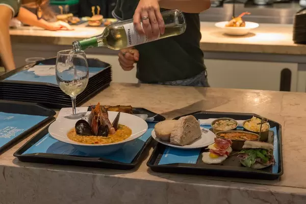 Gerichte mit Meeresfrüchten (Muscheln, Scampi), Brot und Weisswein