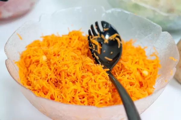 Geriebene Karotte in einer Glasschüssel am Büfett