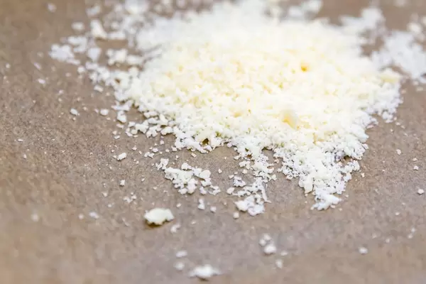 Geriebener italienischer Hartkäse