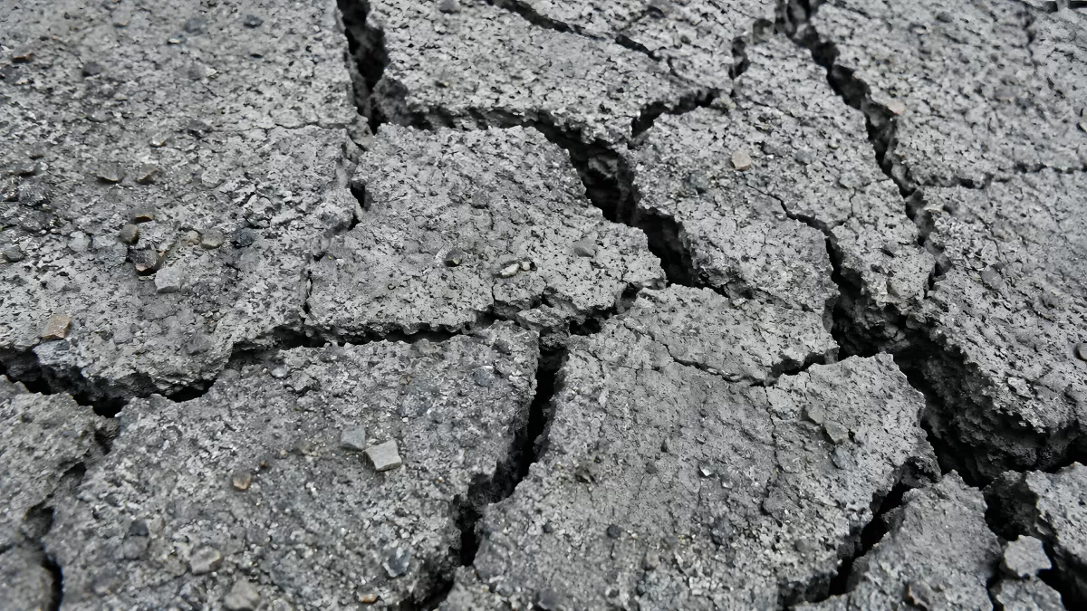 Gerissener Asphalt mit tiefen Rissen aus der Nähe