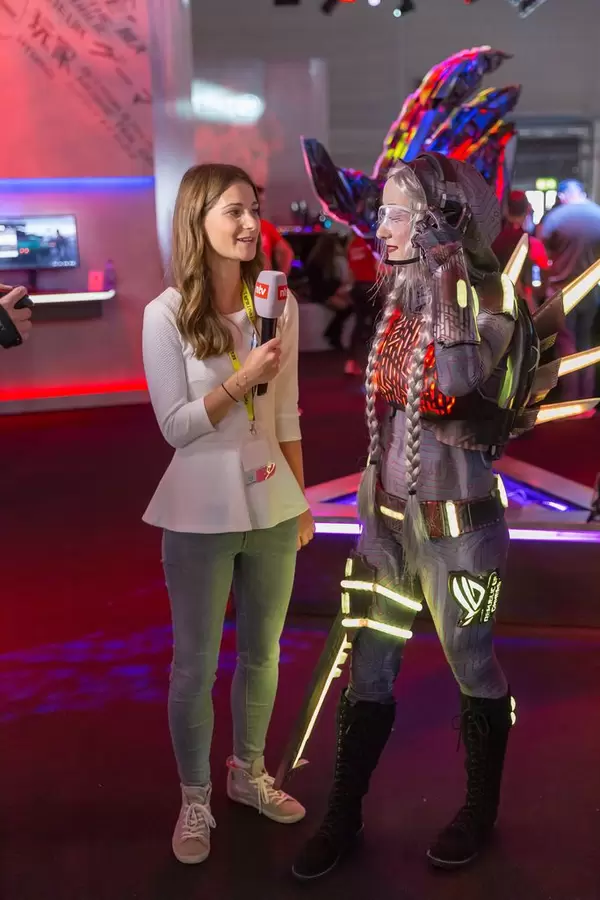German channel ntv is doing an interview with female cosplayer at Gamescom
