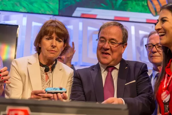 German politicians Armin Laschet and Henriette Reker gaming on Nintendo Switch