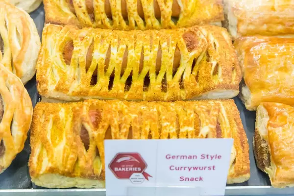 German Style Currywurst Snack: Ausgefallene Backwaren beim Bäcker, mit eingebackenem Würstchen
