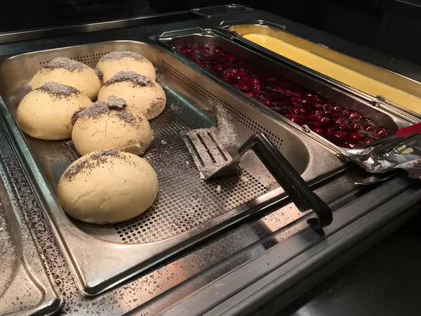 Germknödel mit Kirschen und Vanillesauce