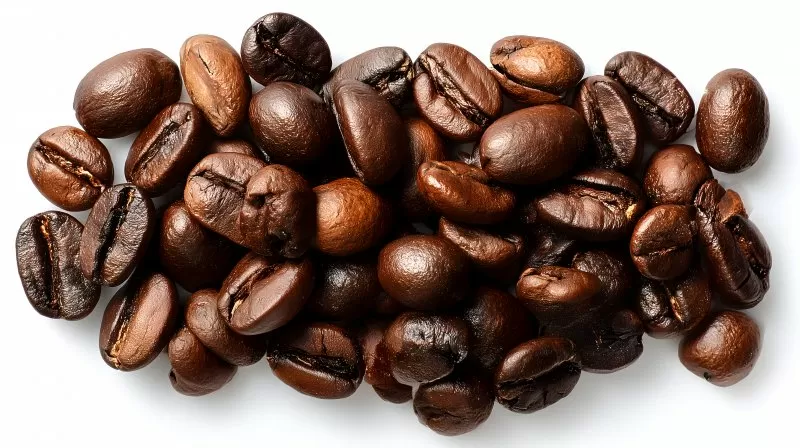 Geröstete Kaffeebohnen auf weißem Hintergrund isoliert