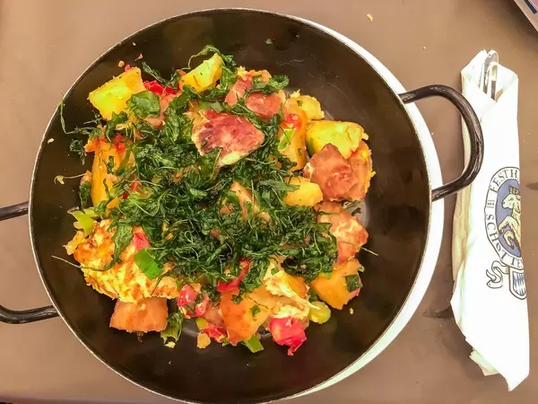 Geröstete Knödel, gebratenes Ei und Schnittlauch im Schottenhamel Zelt