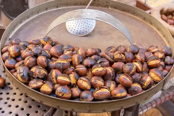 Geröstete Maronen werden auf der Straße in Rom angeboten