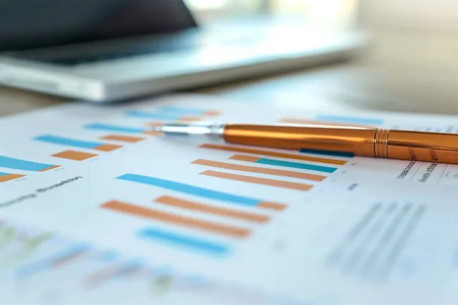 Geschäftsanalyse mit Finanzdiagrammen und Stift