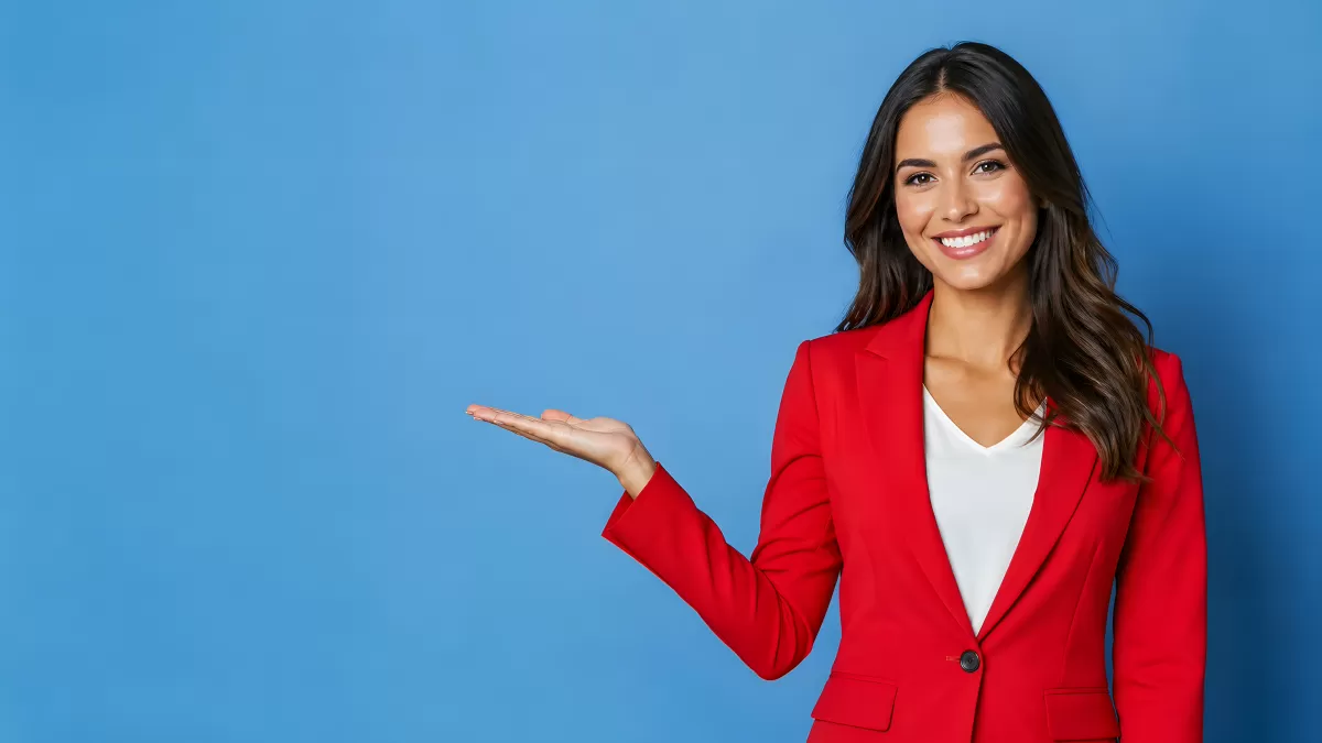 Geschäftsfrau im roten Blazer zeigt auf Angebot