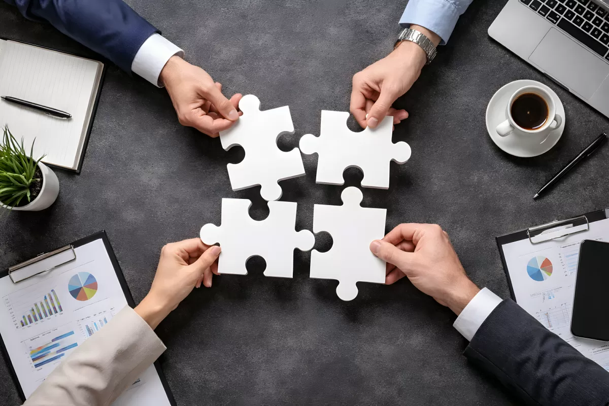 Geschäftsleute verbinden die Puzzleteile der Zusammenarbeit