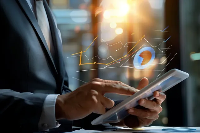 Geschäftsmann analysiert Daten auf Tablet-Computer